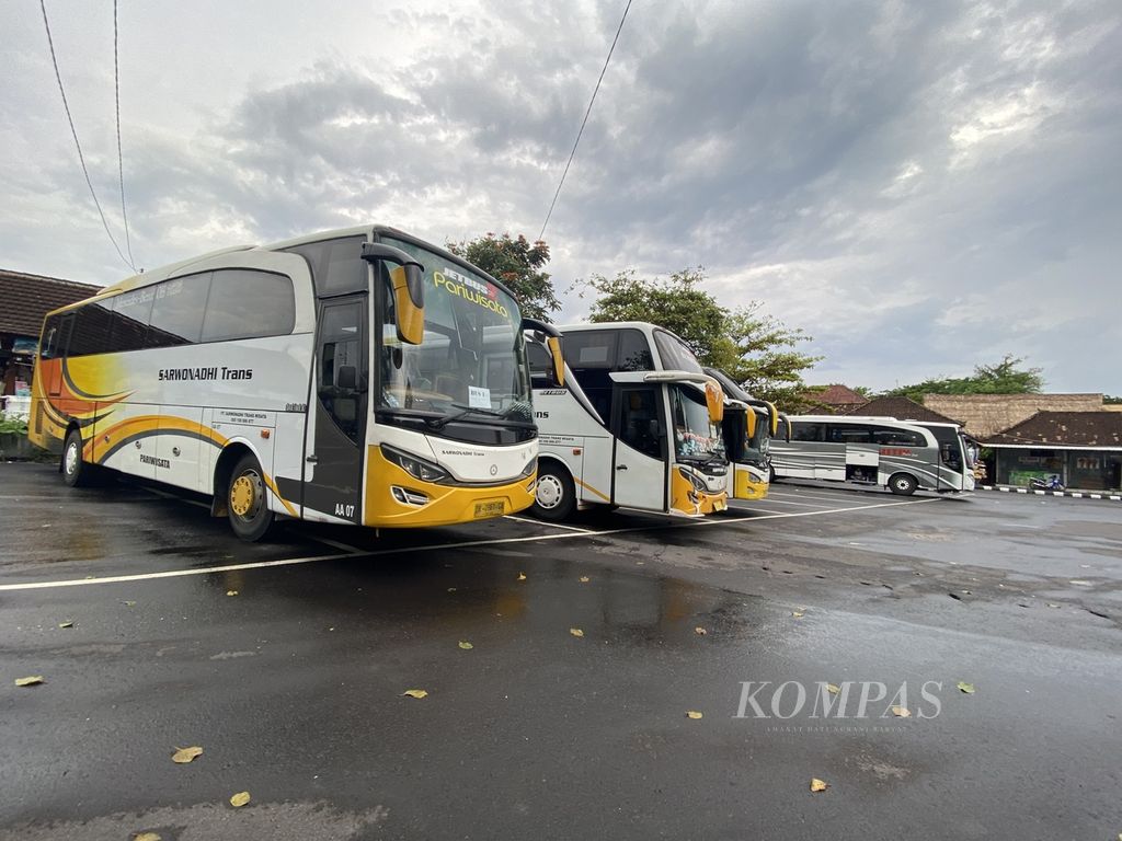 Bus-bus pariwisata terparkir di kawasan wisata Tanah Lot, Kabupaten Tabanan, Bali, Minggu (20/3/2022). Seiring dengan adanya pelonggaran aturan perjalanan, sejumlah orang mulai kembali melancong ke Bali. Hal ini diharapkan bisa menjadi awal yang baik untuk kebangkitan sektor pariwisata Bali.