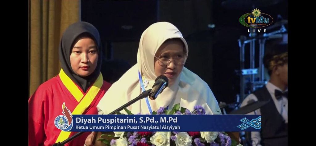 Ketua Umum Nasyiatul Aisyiyah Diyah Puspitarini memberikan sambutan dalam Muktamar Ke-16 Nasyiatul Aisyiyah digelar di Bandung, Sabtu (3/12/2022).