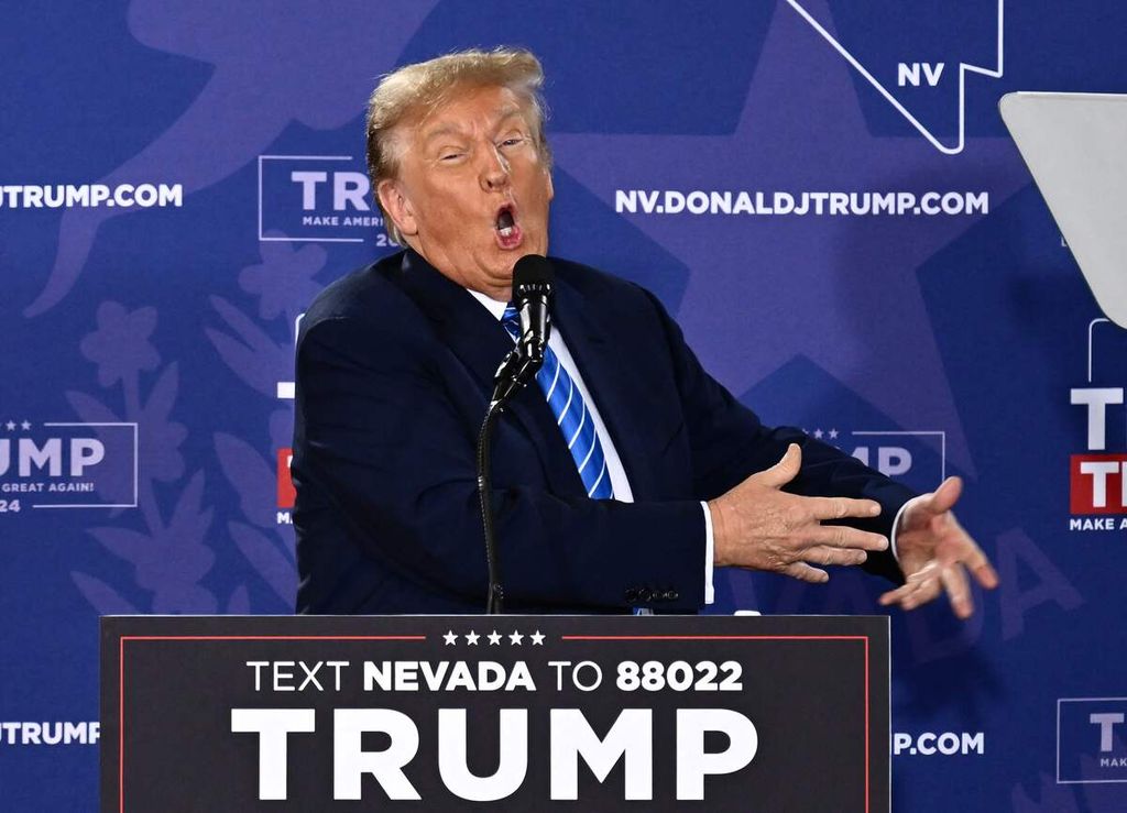 Presiden Amerika Serikat 2017-2021 Donald Trump berpidato di hadapan pendukungnya di Las Vegas, Nevada, AS, Sabtu (27/1/2024).