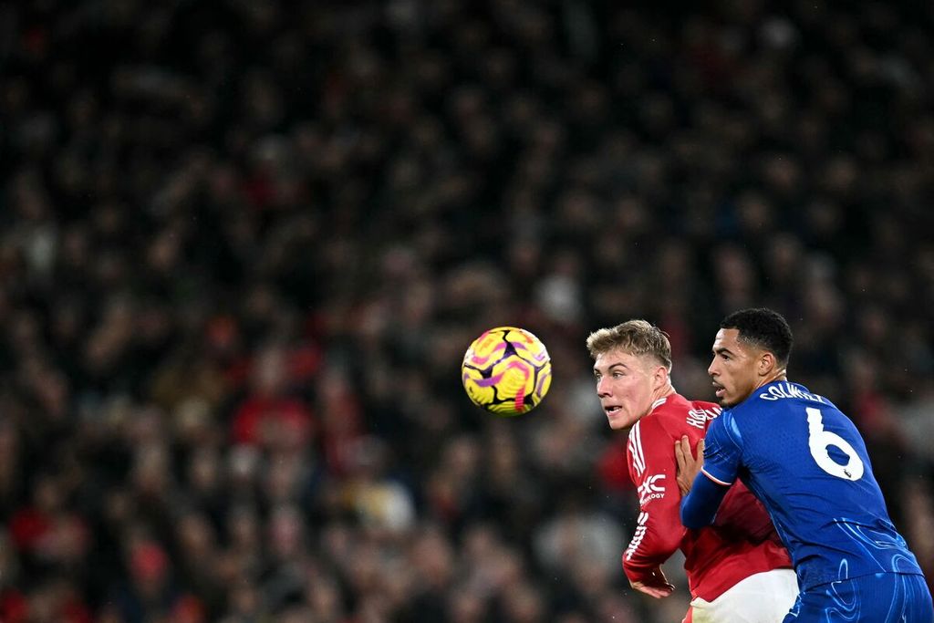 Penyerang Manchester United Rasmus Hojlund (kiri) dan bek Chelsea Levi Colwill berebut bola pada laga Liga Inggris, Minggu (3/11/2024) tengah malam, di Stadion Old Trafford, Manchester. Laga itu berakhir imbang, 1-1.