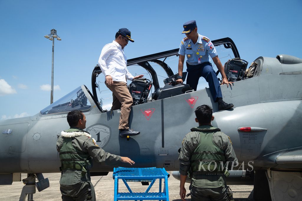 Wali Kota Batam Muhammad Rudi menaiki kokpit pesawat Hawk 109/209 dari Skuadron Udara 1 Elang Khatulistiwa, Pontianak, di Pangkalan TNI Angkatan Udara Hang Nadim, Batam, Kepulauan Riau, Kamis (29/2/2024).