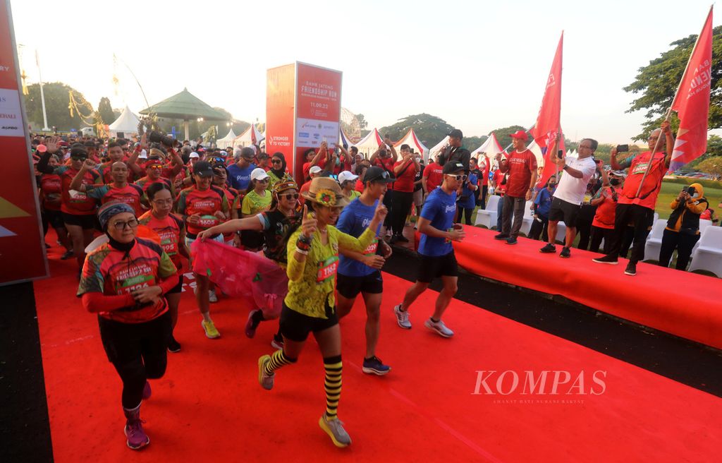 The Bank Jateng Friendship Run runner was released by the Managing Director of Bank Jateng Supriyatno, Deputy Leader of Kompas Daily Budiman Tanuredjo and in the Taman Mini Indonesia Indah area, Jakarta, on Sunday (11/9/2022).
