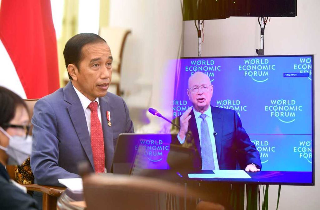 Presiden Joko Widodo memberikan sambutan saat menghadiri pertemuan Forum Ekonomi Dunia secara virtual dari Istana Kepresidenan Bogor, Jawa Barat, Kamis (20/1/2022).