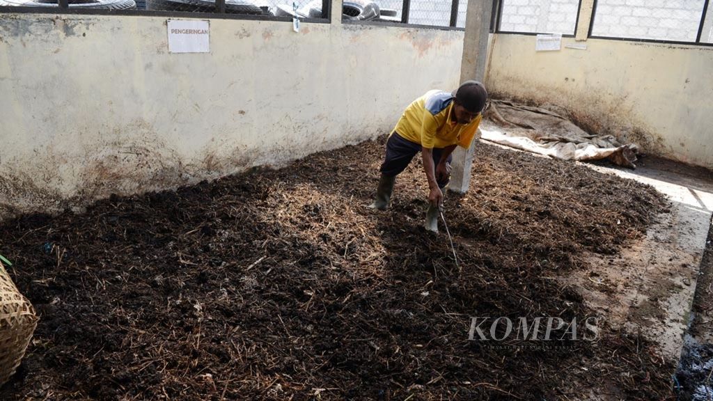 Petugas memilah dan mengolah sampah organik untuk dibuat kompos di pengelolaan sampah Pasar Projo, Kecamatan Ambarawa, Kabupaten Semarang, Jawa Tengah, Selasa (27/11/2018). Mereka mengolah sampah yang dihasilkan dari pedagang pasar.