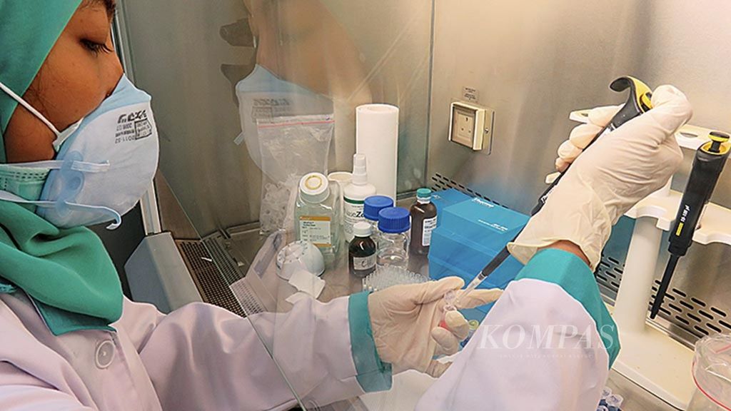 Petugas mengambil sampel darah unggas untuk diuji menggunakan metodologi biologi molekuler (<i>polymerase chain reaction</i>/PCR) di Laboratorium Balai Besar Karantina Pertanian Surabaya, Jawa Timur, Rabu (6/4/2016). PCR digunakan untuk mendeteksi inveksi virus H5N1 pada unggas yang akan dikirim ke luar dan masuk ke Jawa Timur. 