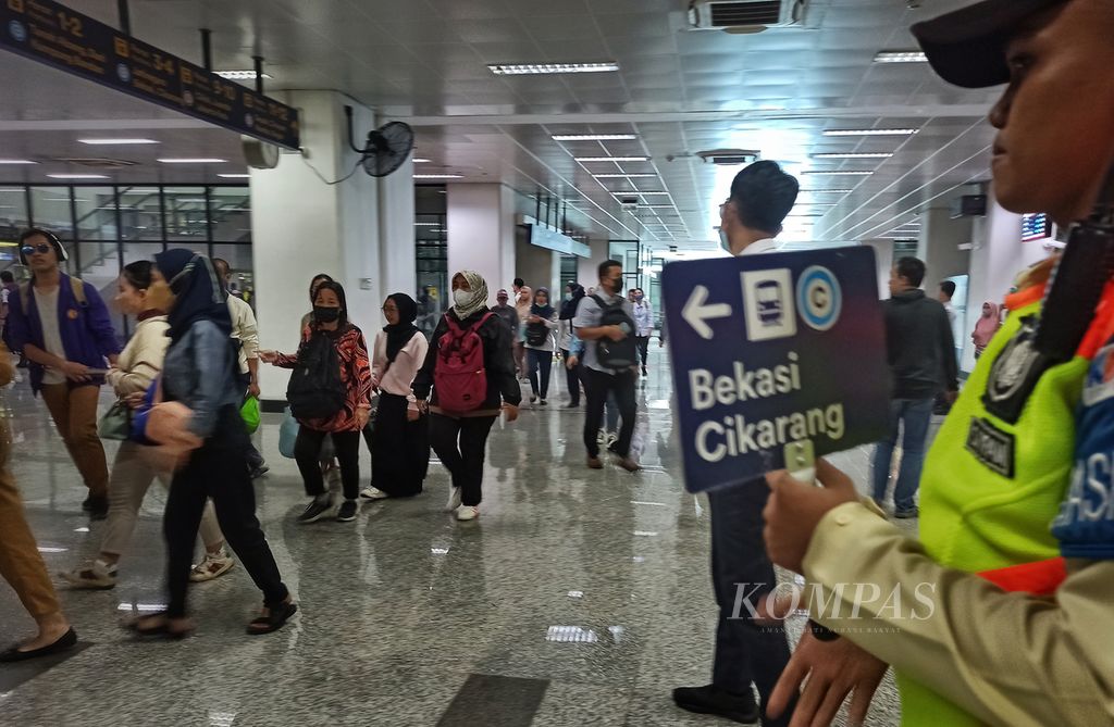 Petugas membawa papan penunjuk perubahan peron KRL relasi Bekasi-Kampung Bandan di Stasiun Manggarai, Jakarta, Rabu (20/12/2023).