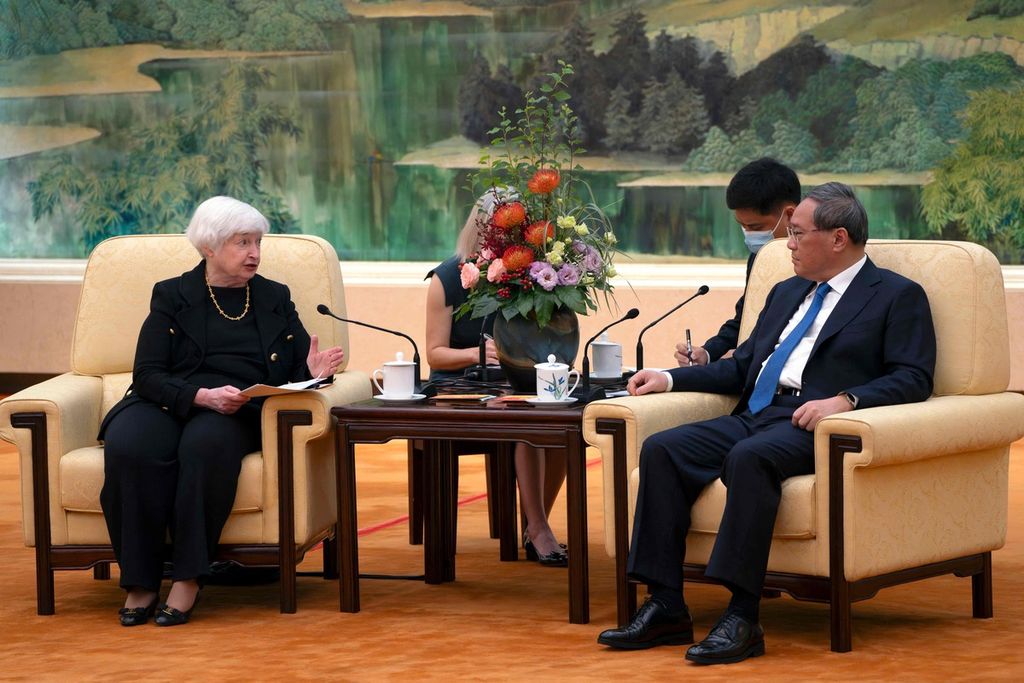 Menteri Keuangan AS Janet Yellen (kiti) berbicara dengan Perdana Menteri China Li Qiang (kanan) dalam pertemuan di gedung Balai Agung Rakyat di Beijing, China, Jumat (7/7/2023). 