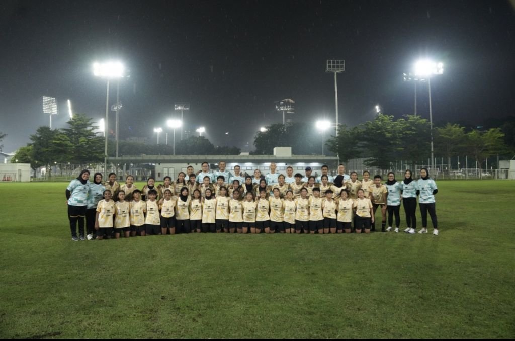 Para pemain timnas sepak bola putri U-17 hasil seleksi dua gelombang di Jakarta berfoto bersama di kawasan Gelora Bung Karno, Senayan, Jakarta, April lalu. Sebanyak 23 pemain dipilih untuk mengikuti Piala Asia Putri U-17 2024 di Bali, 6-19 Mei.