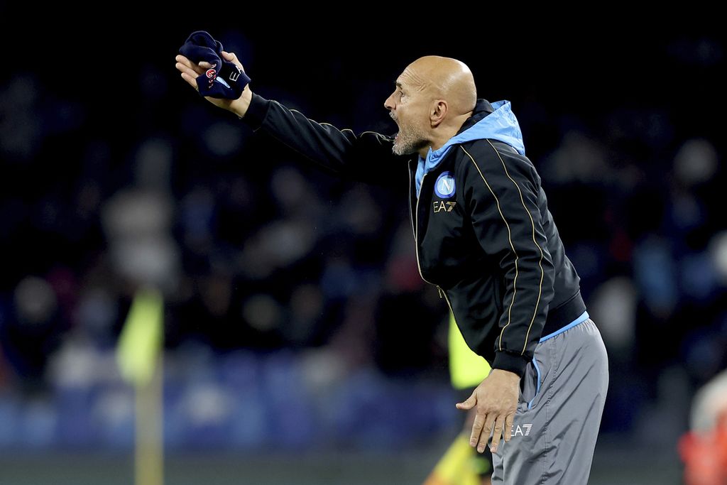 Pelatih Napoli Luciano Spalletti memberi instruksi kepada pemain dalam pertandingan Liga Italia Serie A antara Napoli dan Cremonese di Stadion Diego Maradona, Napoli, Senin (13/2/2023). Napoli mengalahkan Cremonese, 3-0. 