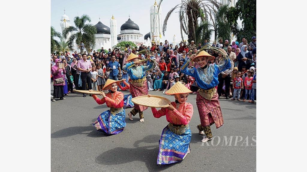 Peserta pawai Pekan Kebudayaan Aceh (PKA) Ke-7 menampilkan atraksi budaya lokal di Banda Aceh, Aceh, Senin (6/8/2018). Selain untuk melestarikan seni budaya, PKA ikut mendorong ekonomi daerah. PKA di Banda Aceh berlangsung 5-15 Agustus 2018.