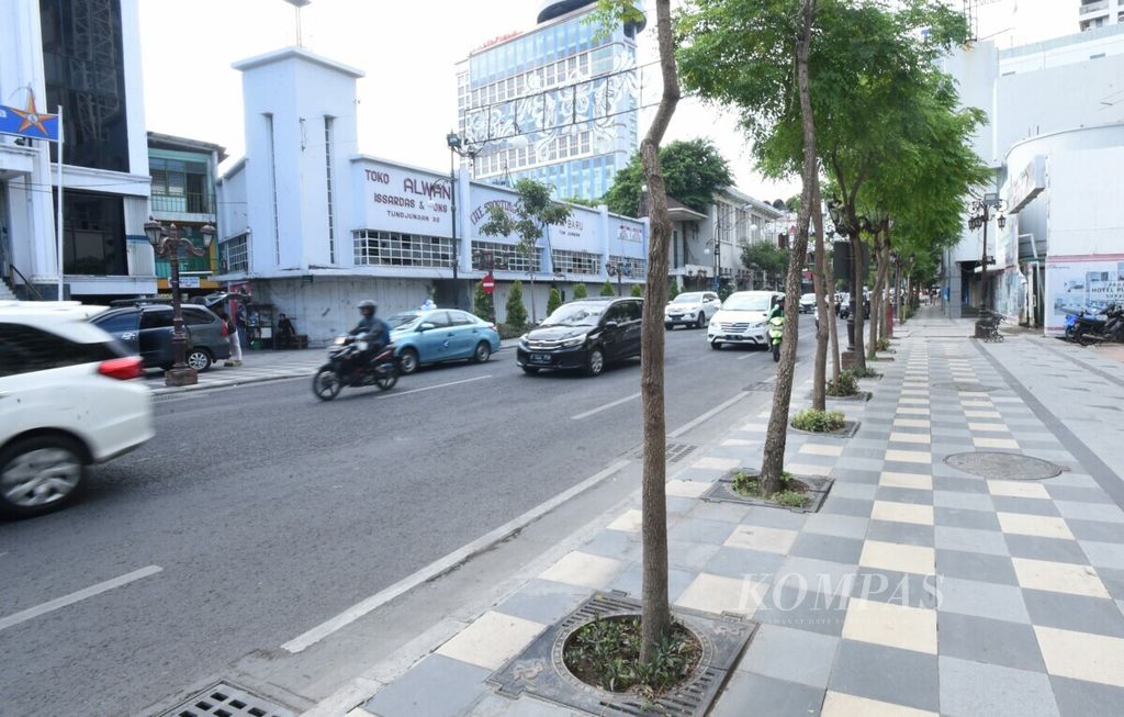 Pengendara melintas di Jalan Tunjungan yang bersih di Kota Surabaya, Jawa Timur, Rabu (13/11/2019). Surabaya mendapat penghargaan Adipura Kencana 2022.