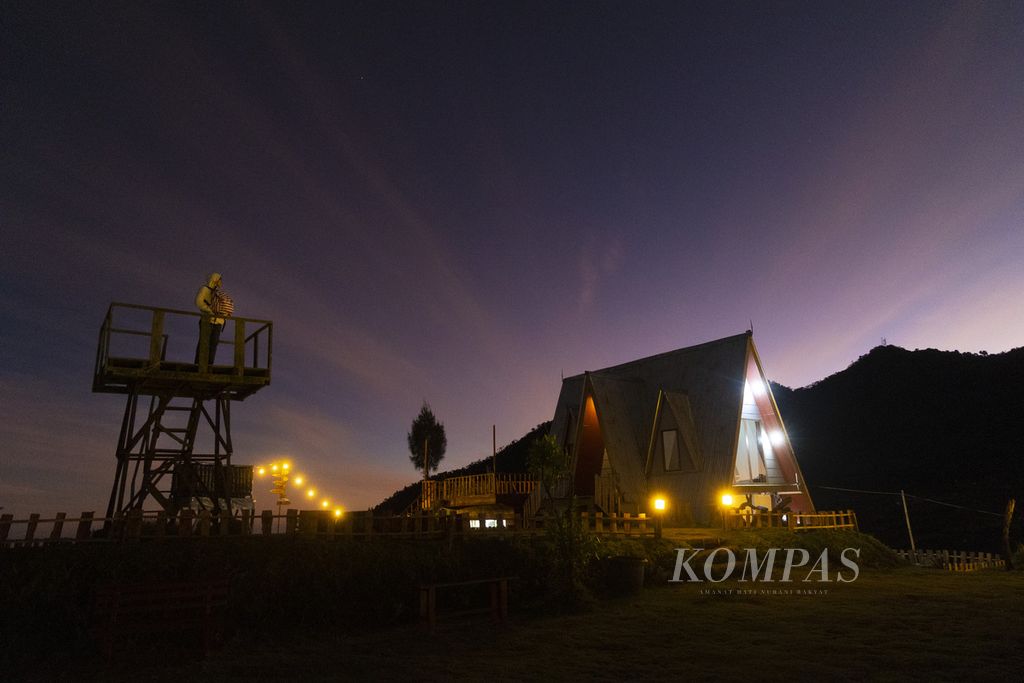 Wisatawan menikmati pemandangan matahari terbit dari obyek wisata Bukit Skoter di Desa Dieng Kulon, Kecamatan Batur, Banjarnegara, Jawa Tengah, Jumat (1/9/2023). 