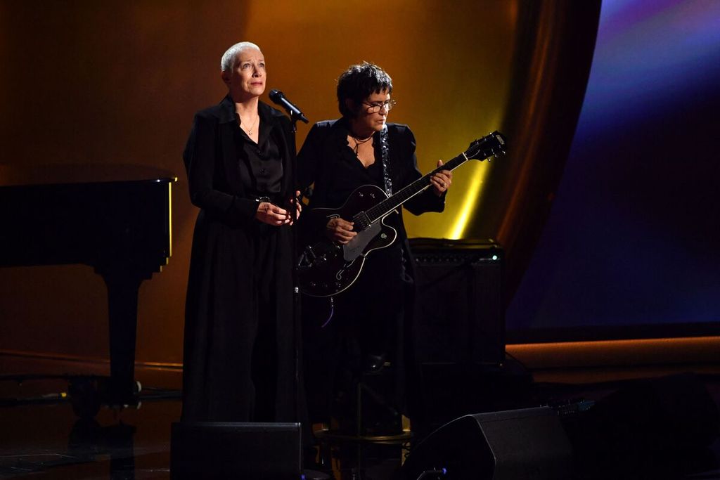 Penyanyi-penulis lagu Skotlandia, Annie Lennox (kiri), tampil di panggung Grammy Awards ke-66 di Crypto.com Arena, Los Angeles, pada Minggu (4/2/2024).
