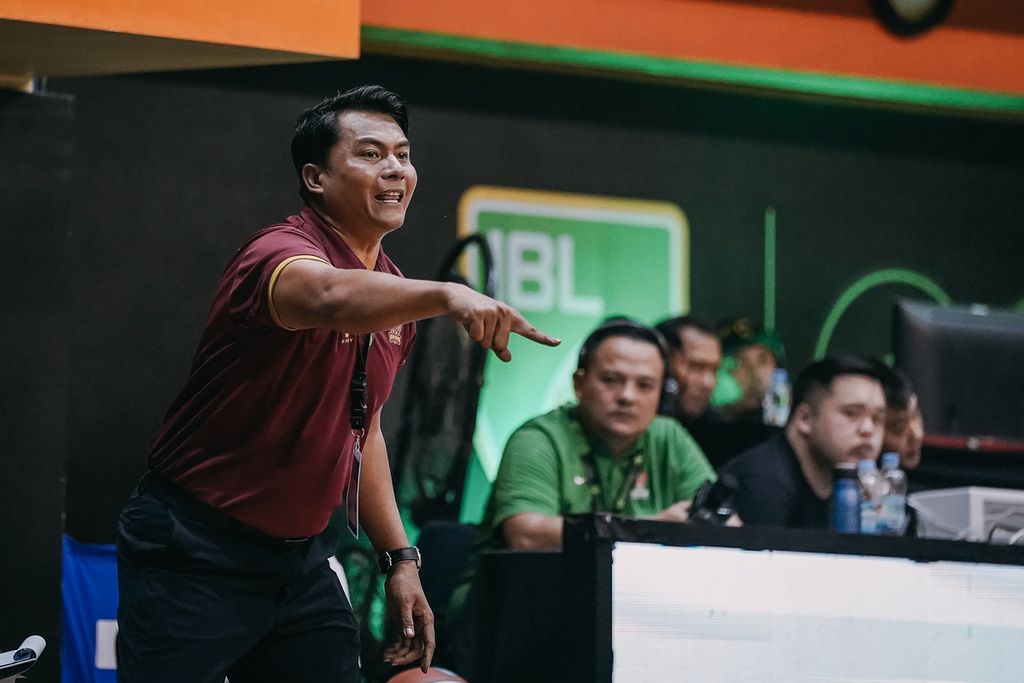 Pelatih Bima Perkasa Jogja Efri Meldi memberikan instruksi saat timnya menghadapi Tangerang Hawks di GOR Merpati, Denpasar, Bali, Kamis (19/1/2023). 