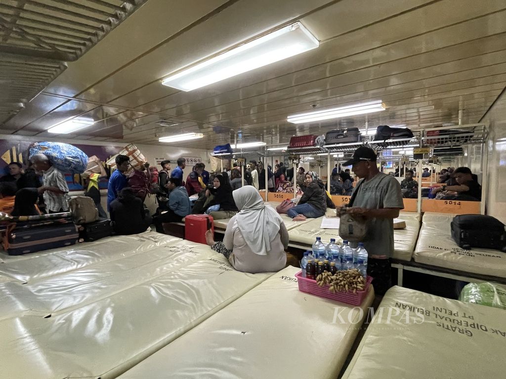 Aktivitas penumpang KM Dobonsolo saat hendak bertolak dari Pelabuhan Jayapura, Kota Jayapura, Papua, Rabu (27/3/2024).