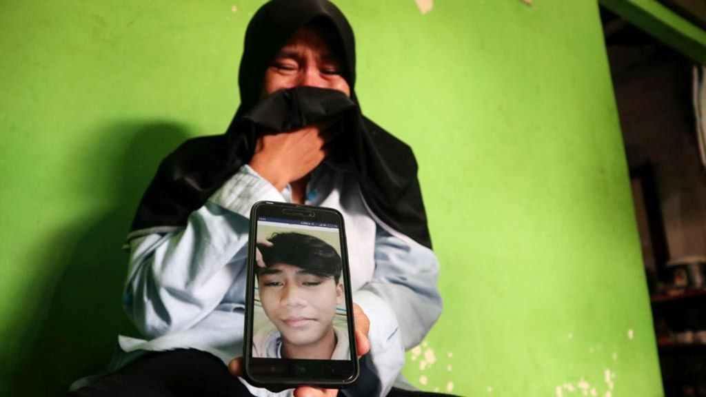 Jubaedah (38) menunjukkan foto anaknya, Asmail Sevani (15), yang tewas akibat tawuran, di rumahnya di Desa Astana, Kecamatan Gunung Jati, Kabupaten Cirebon, Jawa Barat, Senin (6/1/2020). Tawuran itu berlangsung pada Minggu (5/1/2020) dini hari. Dua pemuda tewas dalam kejadian itu.