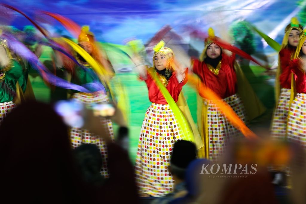 Murid-murid kelas V menampilkan tari saat mengikuti pentas seni di SD Al Azhar 15 Pamulang, Tangerang Selatan, Banten, Rabu (20/11/2019). Selain tari, juga ditampilkan pertunjukan drama, baca puisi, dan pantomim. Kegiatan yang dilakukan setiap tahun ini bertujuan menggali bakat dan minat siswa dalam berkesenian sekaligus memperkenalkan keberagaman budaya Nusantara sejak dini kepada anak-anak.
