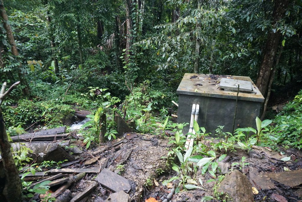 Sebuah bak penampung air tampak di wilayah yang bernama Dolipoga di Desa Mengkang, Kecamatan Lolayan, Bolaang Mongondow, Sulawesi Utara, Jumat (15/7/2022). Wilayah itu berada dalam kawasan hutan Taman Nasional Bogani Nani Wartabone.
