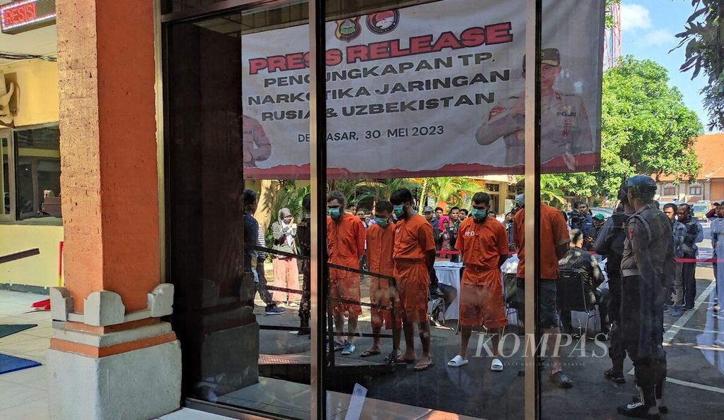 Direktorat Reserse Narkoba Polda Bali mengungkap kelompok pengedar narkotika, yang melibatkan warga negara asing. Tangkapan suasana saat pelaksanaan konferensi pers, yang digelar Ditresnarkoba Polda Bali, di Polda Bali, Kota Denpasar, Selasa (30/5/2023).