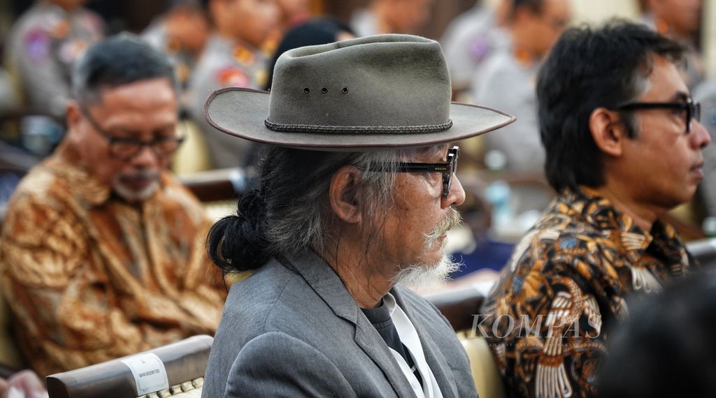 Artist Sujiwo Tejo, who was present and listened to the Chief of Indonesian National Police Police General Listyo Sigit Prabowo's End of Year Release in the Rupatama Room of the Indonesian National Police Headquarters in Jakarta on Wednesday (27/12/2023).