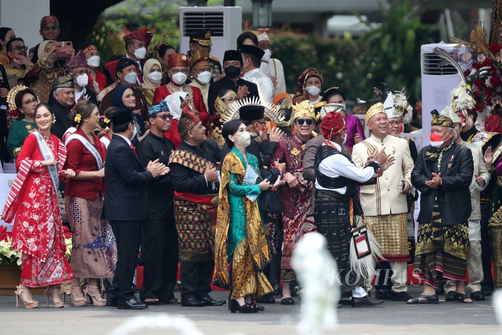 Upacara Peringatan Detik-detik Proklamasi Kemerdekaan RI di Istana Merdeka, sejak Presiden Joko Widodo menjadi ajang merayakan keberagaman. Termasuk ulang tahun ke 77 NKRI, Rabu (17/8/2022), ketika Para menteri Kabinet Indonesia Maju dengan pakaian adat warna warni, bergoyang mengikuti irama Farel Prayoga (12)  bernyanyi. KOMPAS/HERU SRI KUMORO 17-08-2022