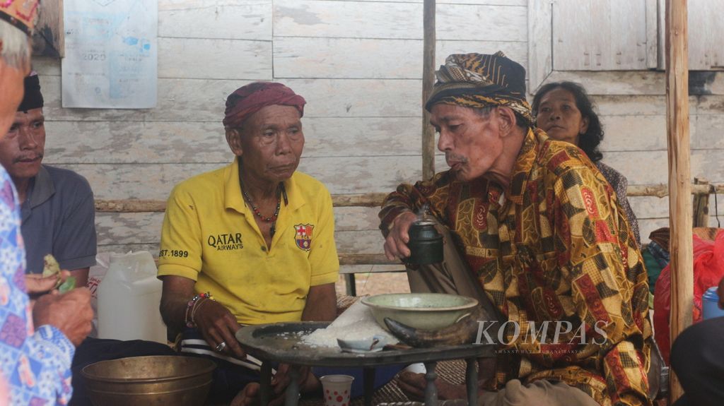 Lacak, blew out the fire that he guarded all night in the middle of the Muda'i Laman traditional ritual or cleaning up Kinipan Village, Lamandau Regency, Central Kalimantan, Wednesday (7/12/2022). The fire is a sign of light amidst the challenges of the times and asks the ancestors to help them.