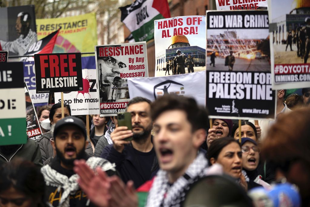 Pengunjuk rasa pro-Palestina mengikuti demonstrasi pada Hari Al Quds di London, Inggris, pada 5 April 2024. 