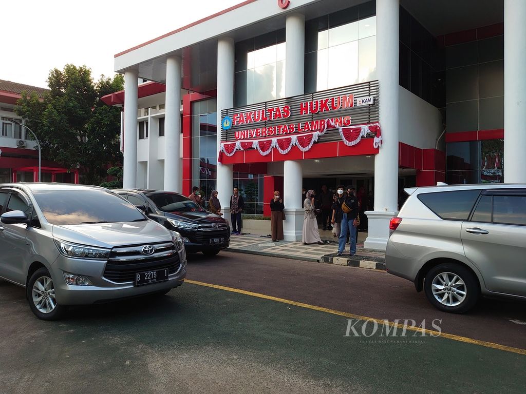 Suasana Gedung A Fakultas Hukum Universitas Lampung saat penggeledahan oleh penyidik KPK, Selasa (23/8/2022).