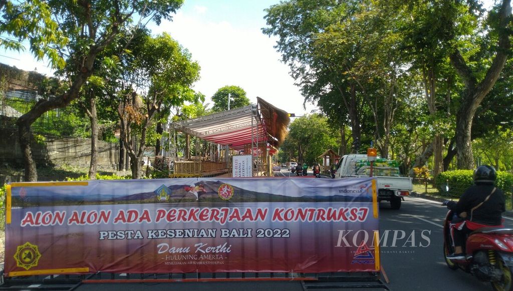 Pesta Kesenian Bali  2022 akan dimulai pada Minggu (12/6/2022) dengan pergelaran pawai (<i>peed aya</i>) di sekitar Monumen Perjuangan Rakyat Bali Bajra Sandhi, Kota Denpasar. Menjelang acara tersebut, disiapkan panggung sebagai tempat para tetamu menyaksikan pergelaran pawai PKB 2022, Jumat (10/6/2022).