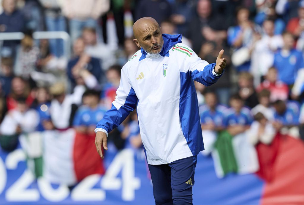 Pelatih Italia Luciano Spalletti saat mengawasi skuadnya berlatih menjelang Piala Eropa 2024 di Iserlohn, Jerman, Selasa (11/6/2024). 