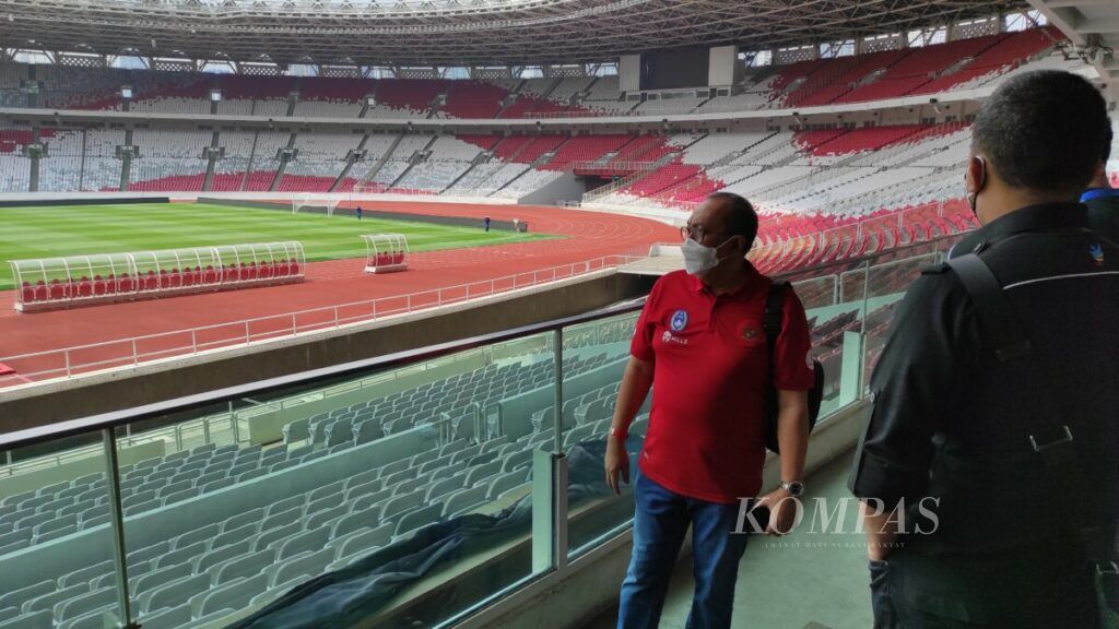 Direktur Utama PT Liga Indonesia Baru, Akhmad Hadian Lukita, memantau persiapan Stadion Utama Gelora Bung Karno, Jakarta, Rabu (25/8/2021), jelang menggelar laga pembuka Liga 1 2021-2022 pada 27 Agustus 2021.