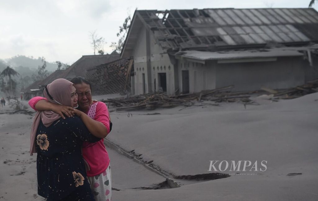 Warga menangis saat mengetahui rumahnya hancur oleh terjangan material vulkanik erupsi Gunung Semeru, di Dusun Umbulan, Desa Supiturang, Kecamatan Pronojiwo, Kabupaten Lumajang, Jawa Timur, Minggu (5/12/2012). 