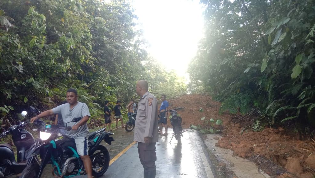 Salah satu lokasi longsor yang menutupi jalan menuju perbatasan Indonesia-Malaysia di Kabupaten Kapuas Hulu, Kalimantan Barat, Kamis (11/4/2024). Akibatnya, jalur tersebut sementara tidak bisa dilintasi.