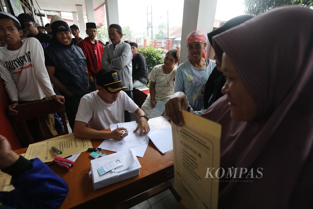 Petugas Ditjen Dukcapil melayani penerbitan dokumen baru kependudukan yang dibutuhkan warga korban gempa Cianjur di SDN Bunisari, Desa Bunisari, Kecamatan Warungkondang, Kabupaten Cianjur, Jawa Barat (2/12/2022). 