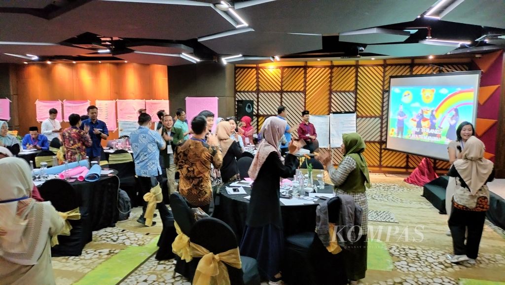 Para guru dari sekolah dan madrasah di Jawa Timur menjalani <i>microteaching</i> untuk mengajar keberagaman sesuai mata pelajaran setelah mengikuti lokakarya Literasi Keagamaan Lintas Budaya (LKLB) dari Insitute Leimena yang berkolaborasi dengan Kementerian Hukum dan HAM di Surabaya, Minggu (5/4/2024). 