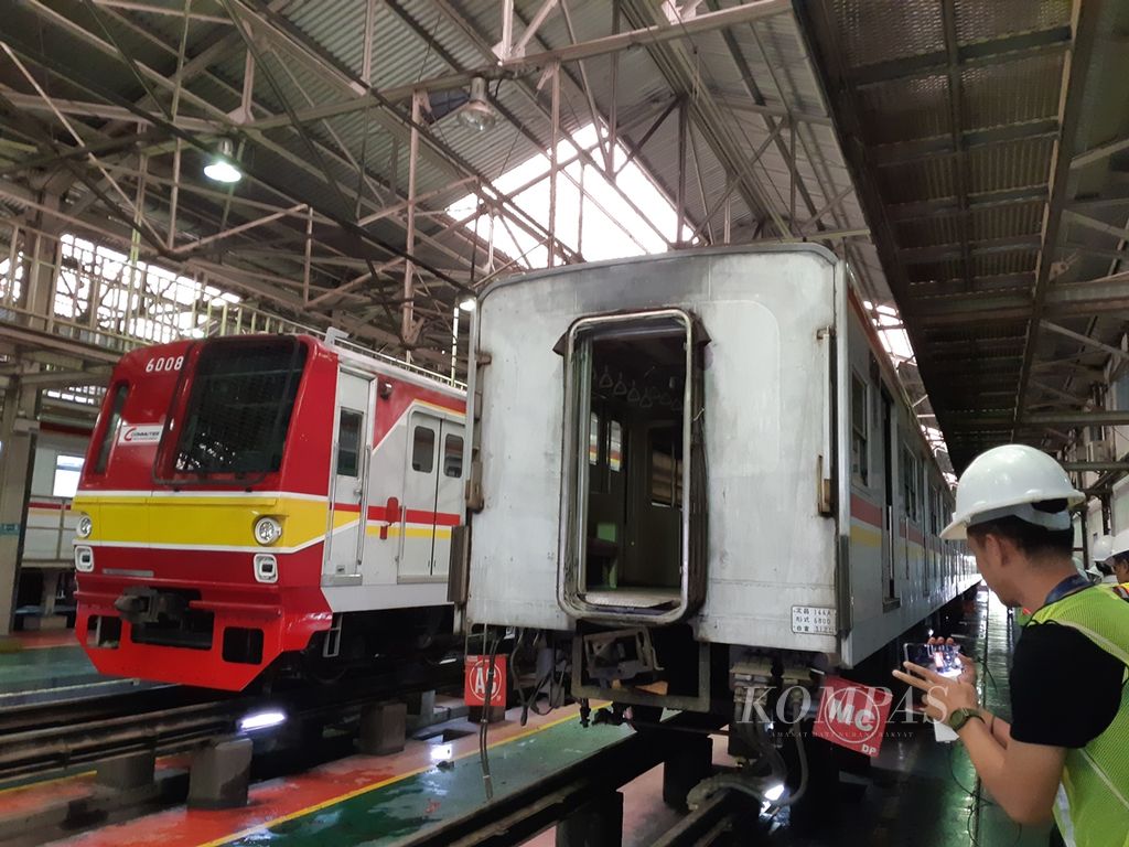 KRL Commuter Line menjalani pemeliharaan rutin bulanan di dipo Depok, Kamis (21/11/2019).