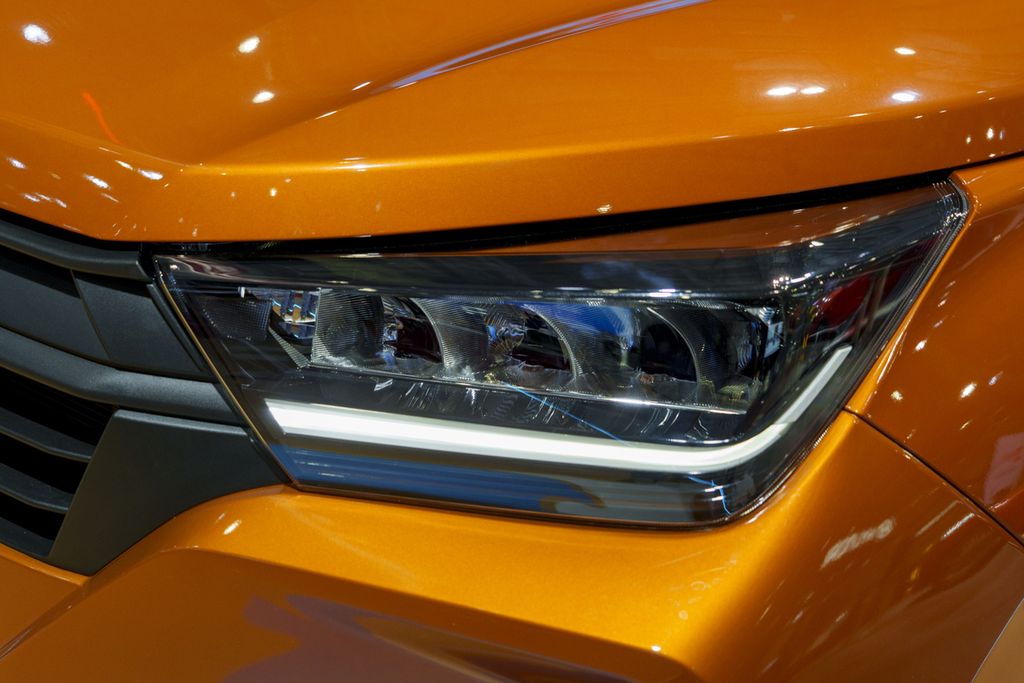 Lampu depan teknologi LED pada All New Astra Daihatsu Ayla dalam pameran kendara Gaikindo Jakarta Auto Week di JCC Senayan, Jumat (10/03/2023). 