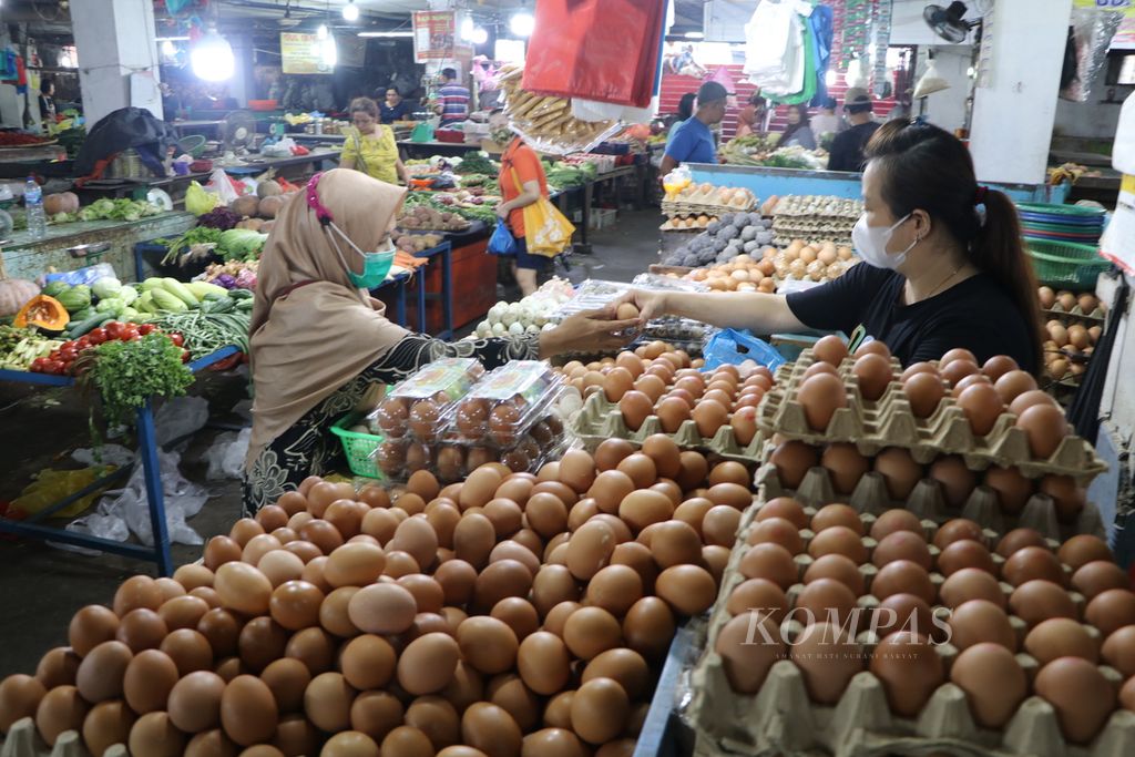 Warga membeli telur ayam di Pasar Petisah, Medan, Sumatera Utara, Rabu (24/8/2022). Harga bahan pokok, seperti cabai merah, daging ayam ras, dan telur ayam ras, mengalami kenaikan cukup tinggi.