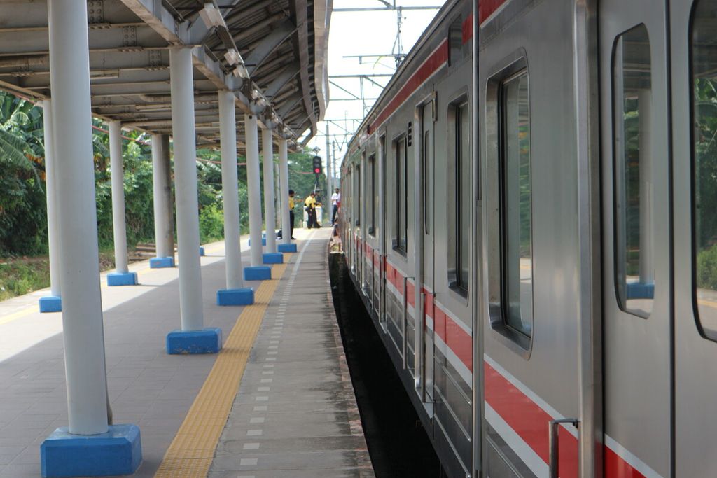 Celah peron di stasiun Tambun, Bekasi, Selasa (24/1/2023). Celah itu berukuran lebih dari 30 cm.