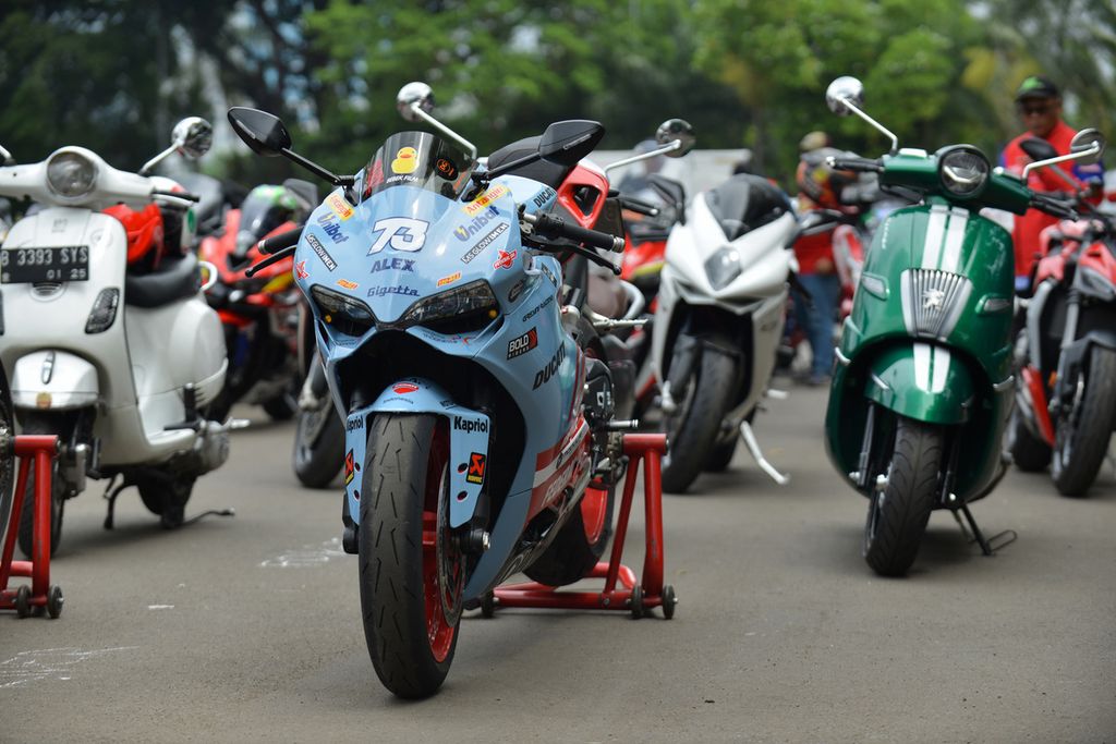 Sepeda motor Ducati yang digunakan pebalap tim Gresini Racing, Alex Marquez, terparkir di Senayan Park, Jakarta Pusat, Selasa (7/2/2023). Kakak Alex, Marc Marquez, bergabung ke Gresini setelah pindah dari Honda.