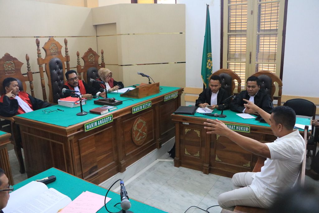 Terdakwa Ajun Komisaris Besar Achiruddin Hasibuan memberikan keterangan di Pengadilan Negeri Medan, Sumatera Utara, dalam kasus perniagaan solar bersubsidi, Senin (11/9/2023).