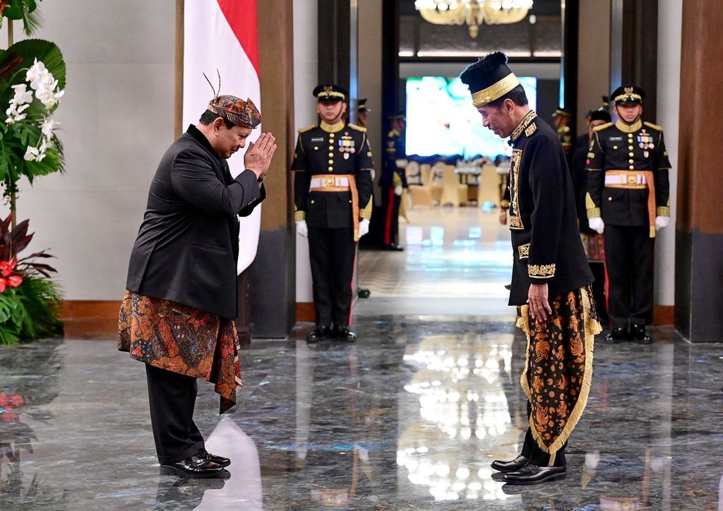 Presiden terpilih Prabowo Subianto menyapa Presiden Joko Widodo dalam peringatan HUT Ke-79 RI di Istana Negara, Sabtu (17/8/2024).