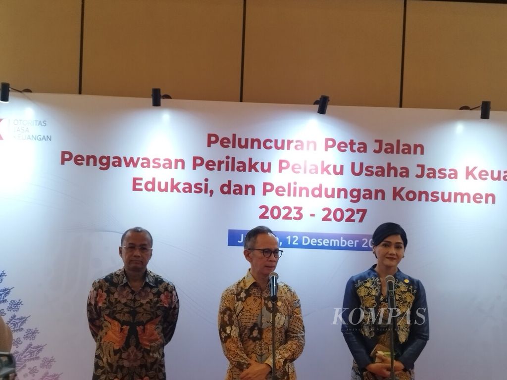 Dari kiri, Deputi Komisioner Bidang Edukasi dan Perlindungan Konsumen Otoritas Jasa Keuangan (OJK) Sarjito, Kepala Dewan Komisioner OJK Mahendra Siregar, dan Kepala Eksekutif Pengawas Perilaku Pelaku Usaha Jasa Keuangan, Edukasi, dan Pelindungan Konsumen (PPEK) OJK Friderica Widyasari Dewi dalam konferensi pers Peluncuran Peta Jalan PPEK 2023-2027, di Jakarta, Selasa (12/12/2023).