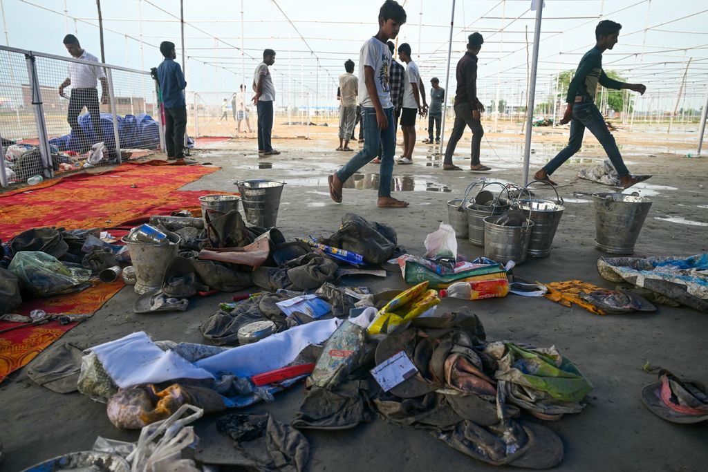 Warga melihat lokasi penyerbuan di Hathras, Negara Bagian Uttar Pradesh, India, Rabu (3/7/2024). 