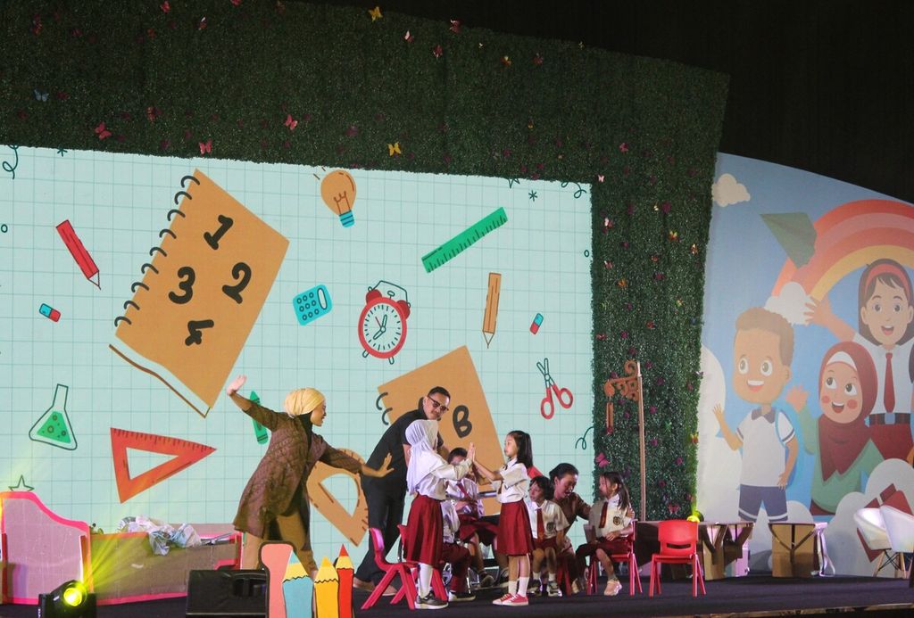 Penampilan operet anak oleh Sanggar Semesta Tari dan Sasikirana Dance Camp dalam penyampaian komitmen bersama Bunda PAUD (Pendidikan Anak Usia Dini) untuk mendukung gerakan transisi PAUD ke SD yang menyenangkan, di Jakarta, Rabu (7/6/2023). Transisi PAUD ke SD yang menyenangkan merupakan Episode ke-24 Merdeka Belajar yang telah diluncurkan pada Maret lalu.
