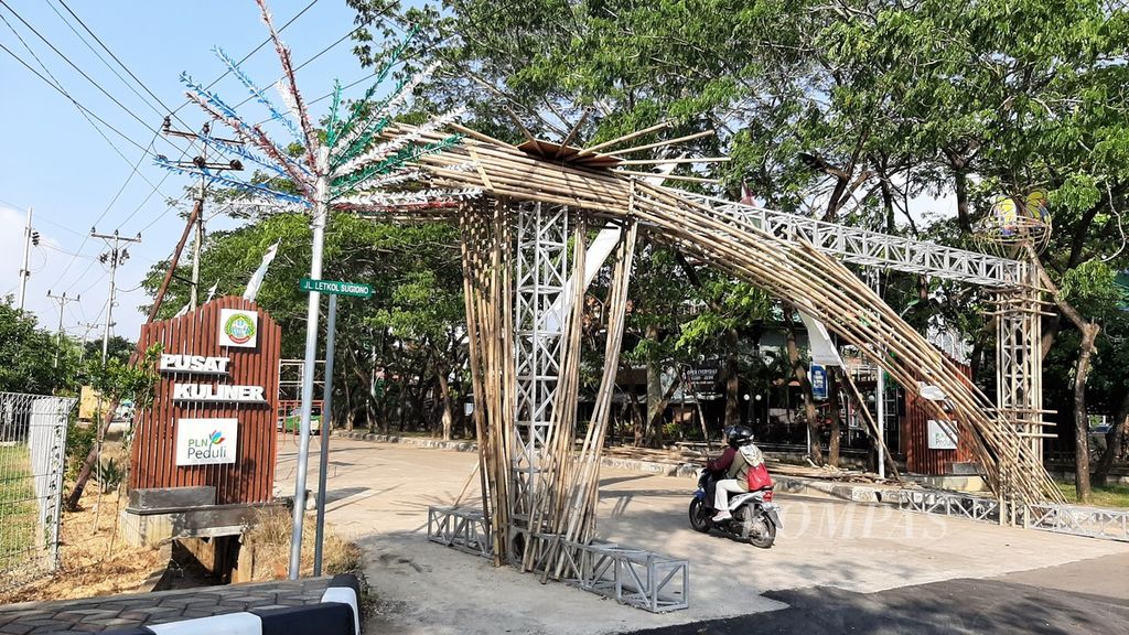 Gerbang masuk Pusat Kuliner Pontianak, yang terletak di Kota Pontianak, Kalimantan Barat, Sabtu (2/4/2022). Pusat Kuliner Pontianak tersebut baru diresmikan Wali Kota Pontianak sekitar enam bulan lalu.