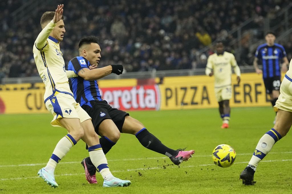 Pemain Inter Milan Lautaro Martinez (tengah) melepas tendangan untuk mencetak gol ke gawang Hellas Verona pada laga Liga italia di Stadion San Siro, Milan, Italia, Minggu (15/1/2023). Inter menang 1-0 pada laga itu. 