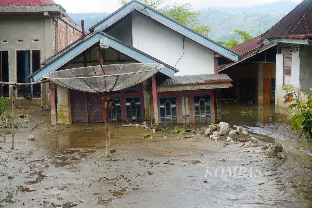 Rumah tenggelam oleh lumpur yang terbawa banjir akibat meluapnya Batang Merao di Desa Tanjung, Kecamatan Hamparan Rawang, Kota Sungai Penuh, Jambi, Sabtu (20/1/2024). 
