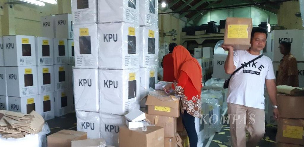 Penyusunan logistik pemilu di salah satu gudang logistik pemilu di Kecamatan Mertoyudan, Kabupaten Magelang, Jawa Tengah, Selasa (9/4/2019).
