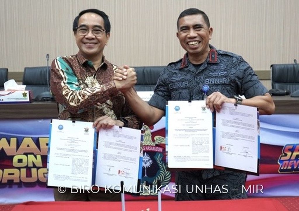 Rektor Unhas Jamaluddin Jompa dan Kepala BNN Sulsel Brigjen (Pol) Guruh Ahmad menunjukkan berkas MOU tentang pemberantasan narkoba, Rabu (8/11/2023), di Makassar, Sulsel.